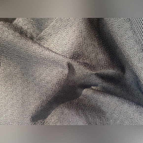 Lululemon Deep Breath Black Tank, Size 6 - Picture 7 of 8